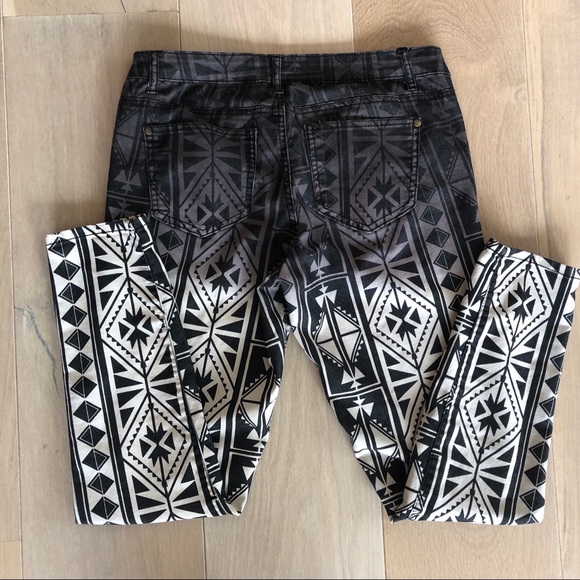 Aztec print black and white ombre jeans sz. 9 - Picture 3 of 6